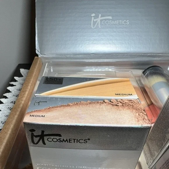 NWT 5 Pc IT Cosmetics Gift Box MEDIUM CC Cream, Eye, Powder, Brush Lipstick